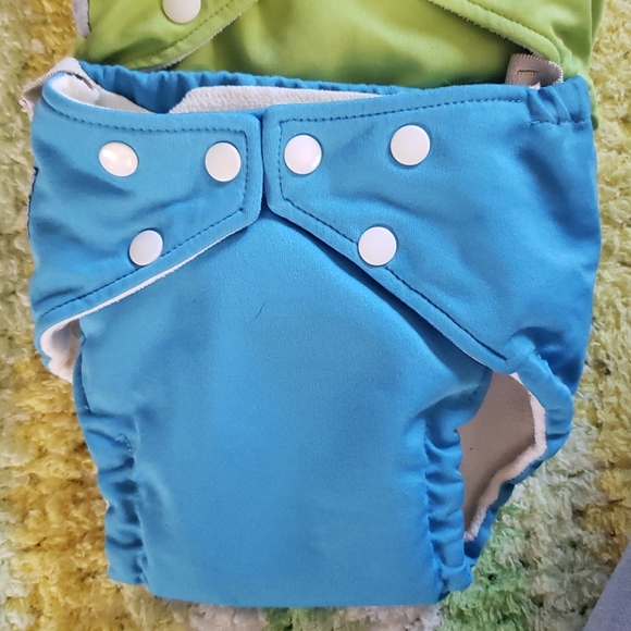 4 Fuzzi Bunz one size Elite cloth diapers - Picture 2 of 5